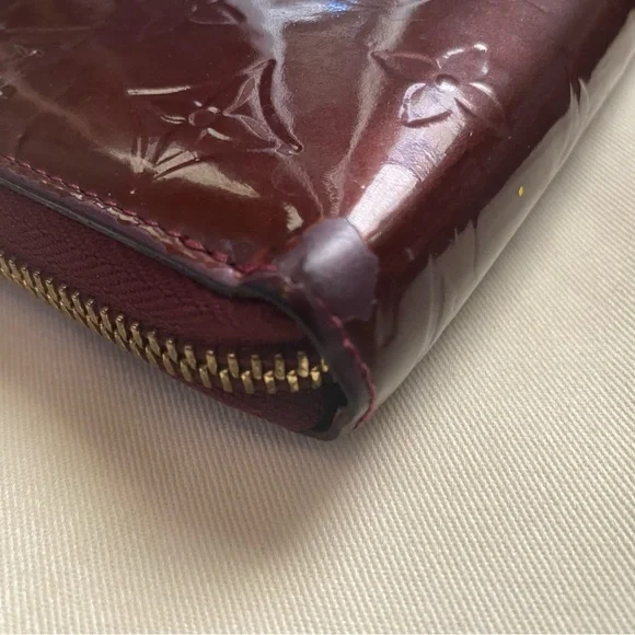 Louis Vuitton Monogram Vernis Zippy Wallet in the color Amarante - Picture 5 of 11